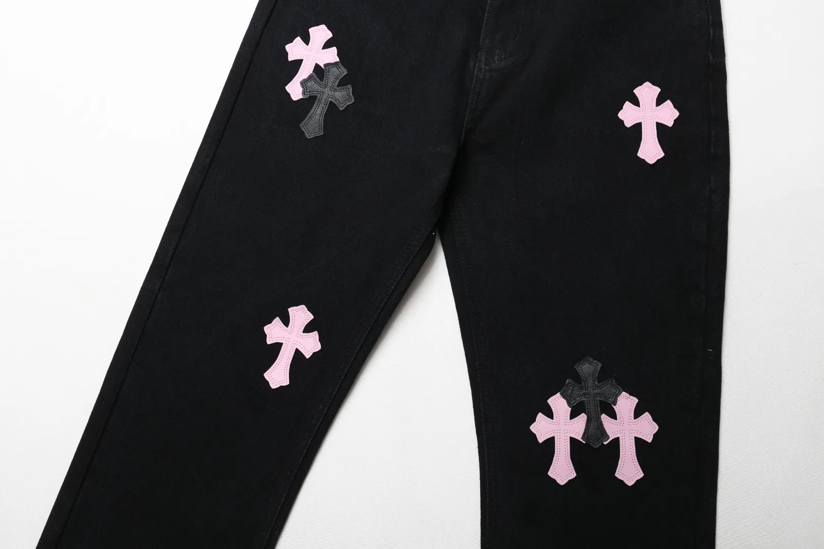 🅿️290 Style No.: D207 Chrome Hearts | CH Hong Kong City Limited Series Sanskrit Cross Patch Leather Jeans - Black and Pink Color - Hong Kong Limited Fashion players, Chrome Hearts Hong Kong City Limited Jeans are now available!  It is a collage of virgin red denim and pink and purple cow tire leather. The unique color scheme is like the intertwining of vitality and romance in Hong Kong. The three-dimensional letters between the hips seem to tell the story of the city. Customized hardware, thick three-dimensional cross stamens, and hand-cut leather washers make the details full of luxury.  Handcrafted and made of environmentally friendly materials, comfort and quality coexist. Owning it is not only an outfit, but also a status symbol. Globally limited edition, don’t miss it.  Color: black and pink Size: S M L XL Corresponding sizes 28 30 32 34 Detailed sizes can be found in Figure 9